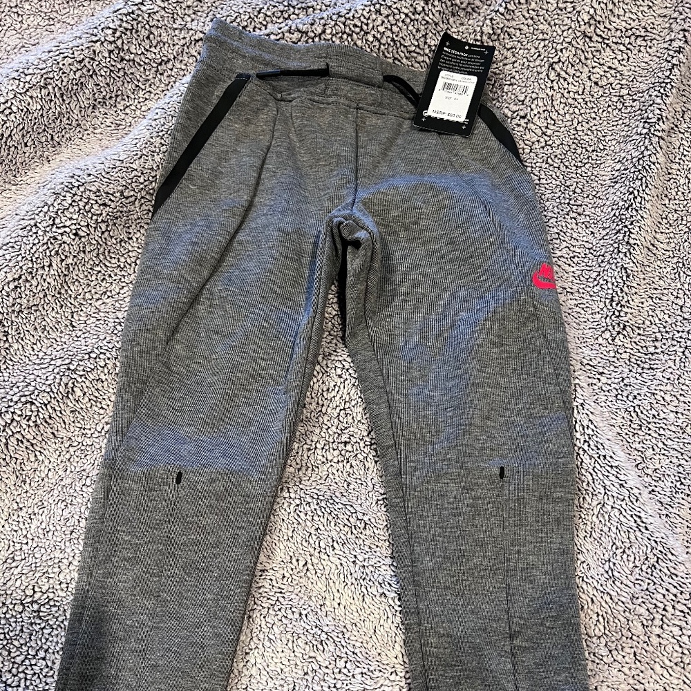 Girls Nike tech pant new